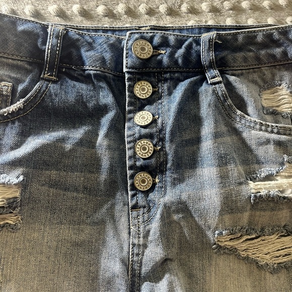Refuge Denim Frayed cut off Shorts 4 - Picture 3 of 4